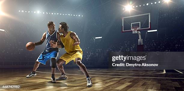 partita di basket - dribbling sport foto e immagini stock