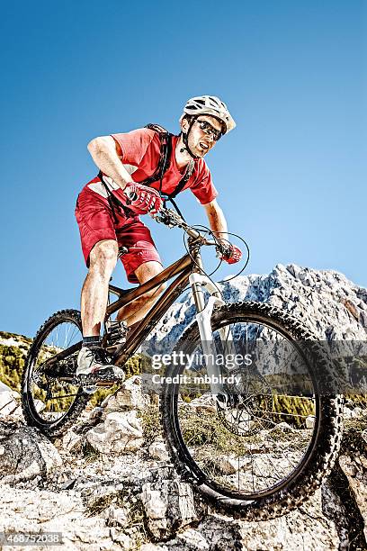 mountainbiker auf steilen wanderweg - mountain biker stock-fotos und bilder