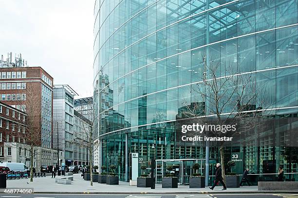 menschen gehen vor modernen bürogebäude, london - wolkenkratzer swiss re tower stock-fotos und bilder