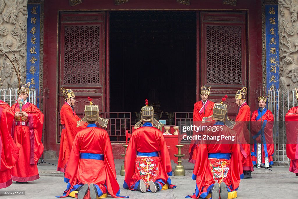 Confucian Ritual Ritual personnel kneel and worship the Confucius statue in the... News ...