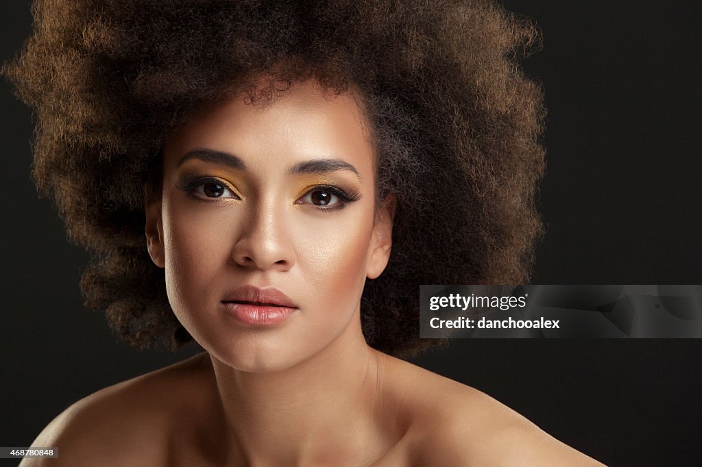 Beauté portrait d'une belle jeune femme