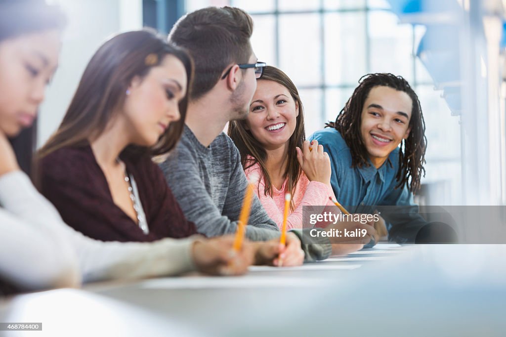 Grupo de adolescentes en una fila de cinco, escribir