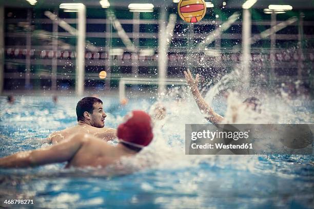 water polo players in water - male throwing water polo ball stockfoto's en -beelden