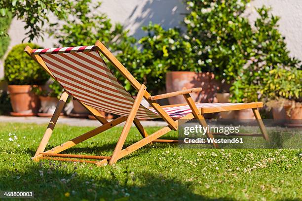 germany, stuttgart, sun lounger in garden - sun lounger 個照片及圖片檔