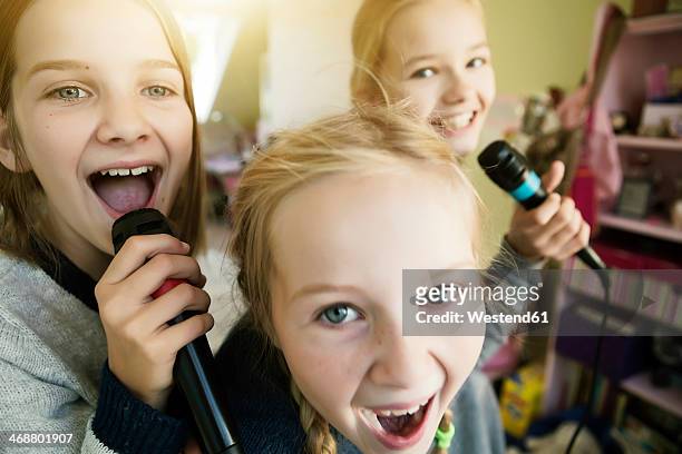 three girls singing with microphone - harmony ストックフォトと画像