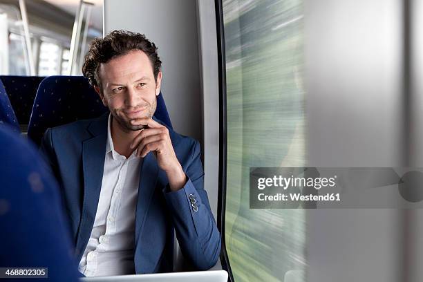 basdorf, brandenburg, deutschland, geschäftsmann im zug, am fenster, zugreise - passenger train fotografías e imágenes de stock