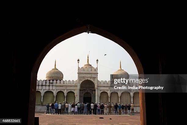 prayer at moti masjid, bhopal, india - moti masjid mosque - fotografias e filmes do acervo