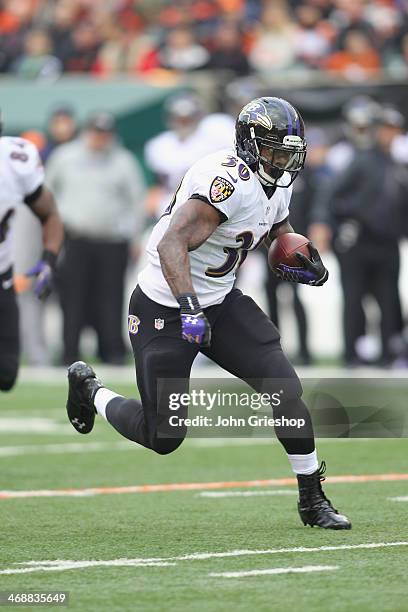 Bernard Pierce of the Baltimore Ravens runs the football upfield during the game against the Cincinnati Bengals at Paul Brown Stadium on December 29,...