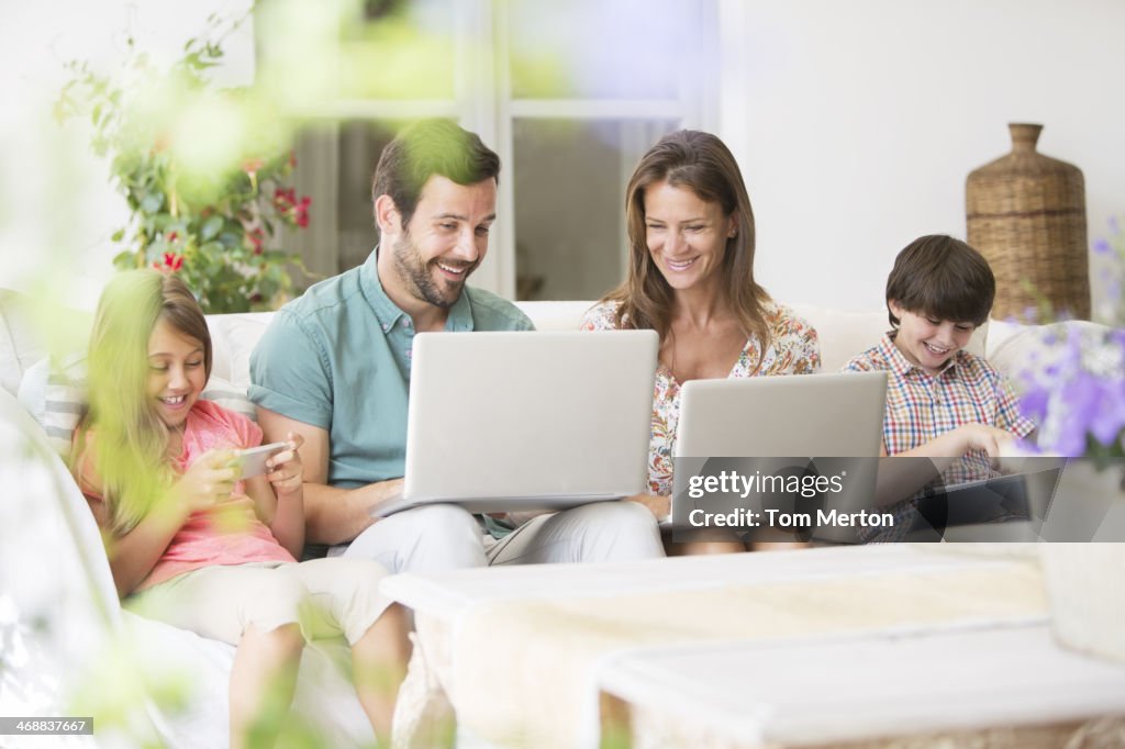 Familie mit Laptop, tablet PC und Handy