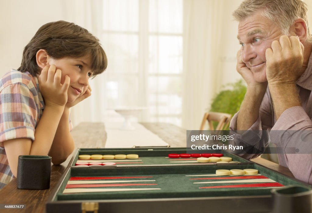 Abuelo y nieto jugando backgammon