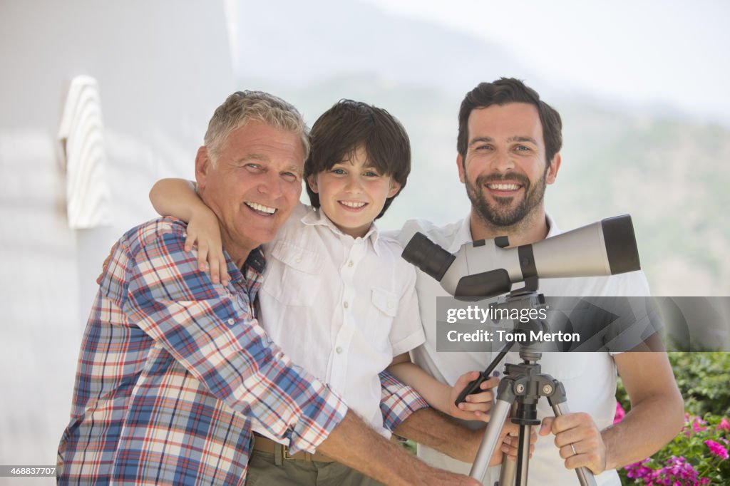 Multi geração homens com Telescópio ao ar livre