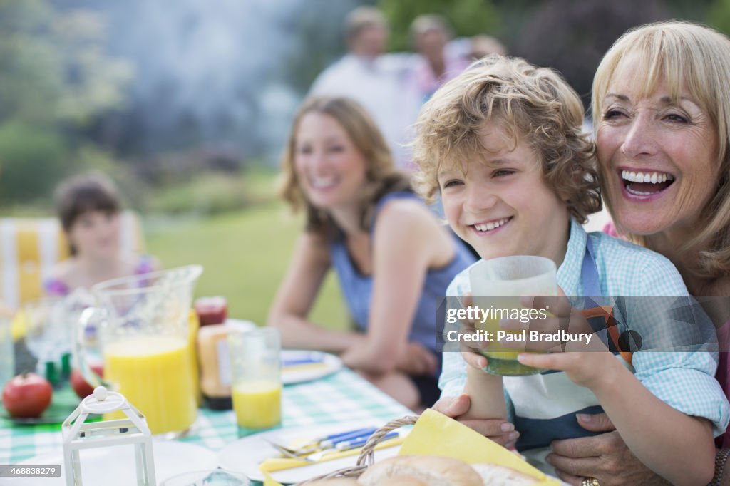 Familia comiendo juntos al aire libre