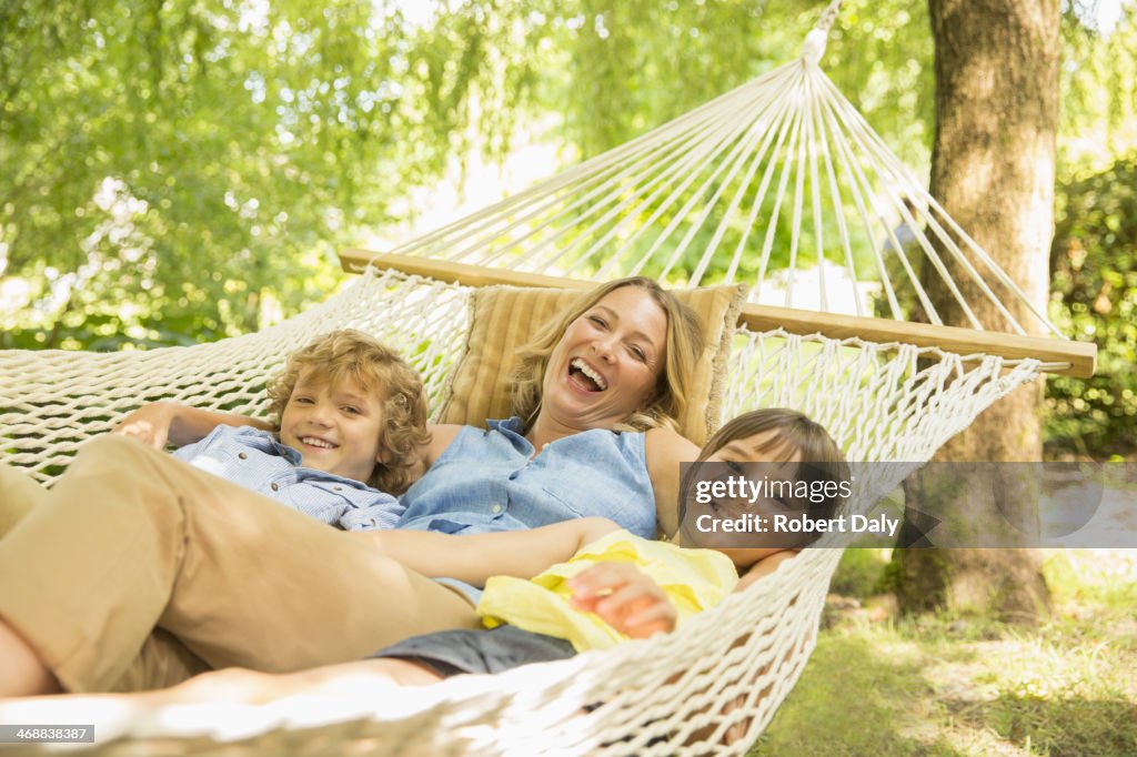 Mutter und Kinder beim Entspannen in der Hängematte