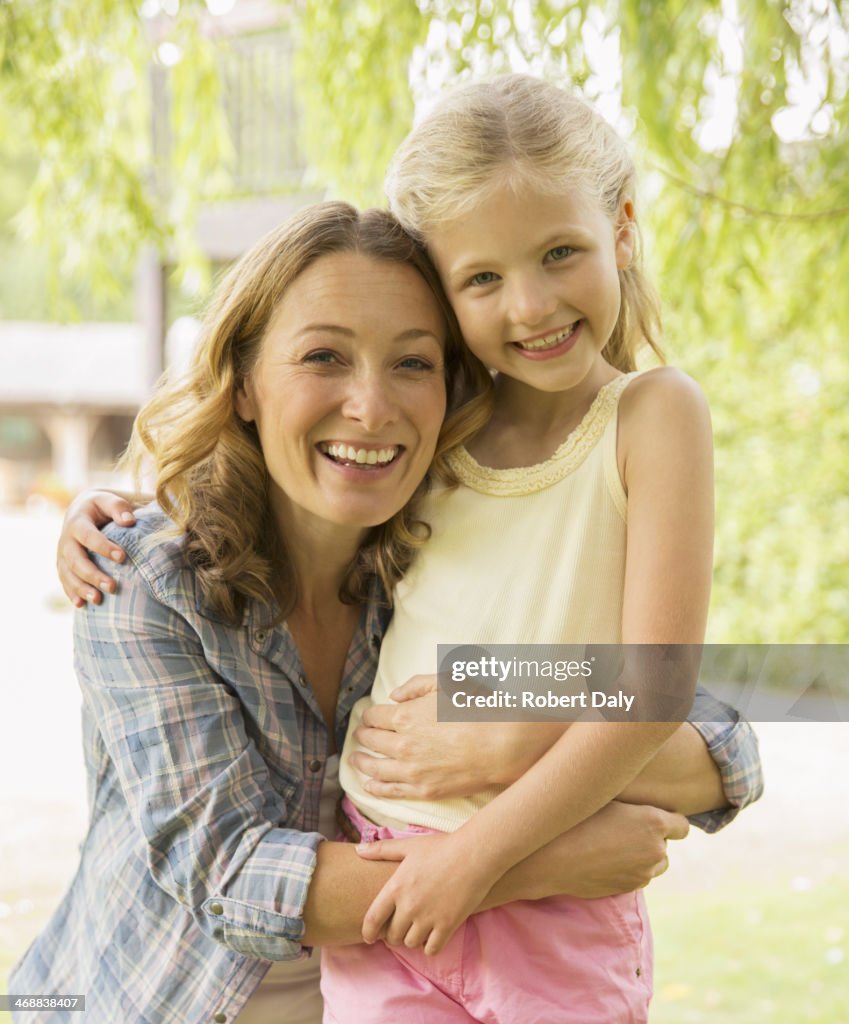 Mãe e filha agarrar ao ar livre