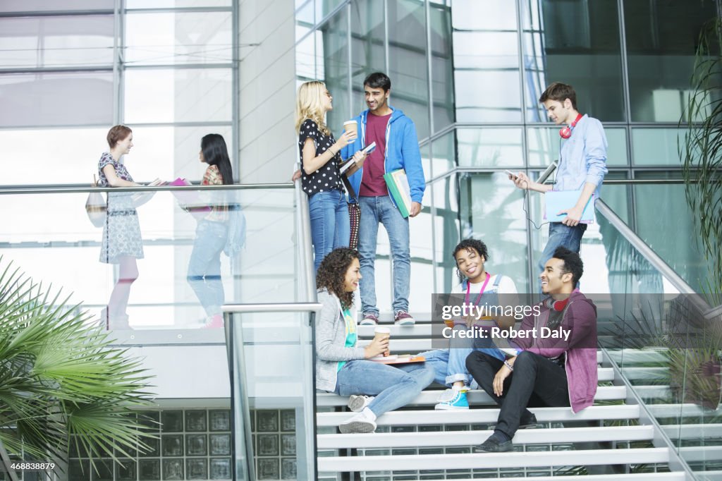 Université Étudiants sur les marches de détente