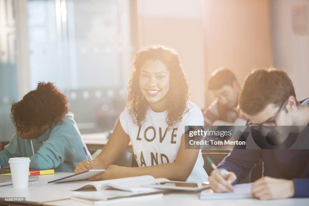 Université étudiant souriant en configuration salle de classe