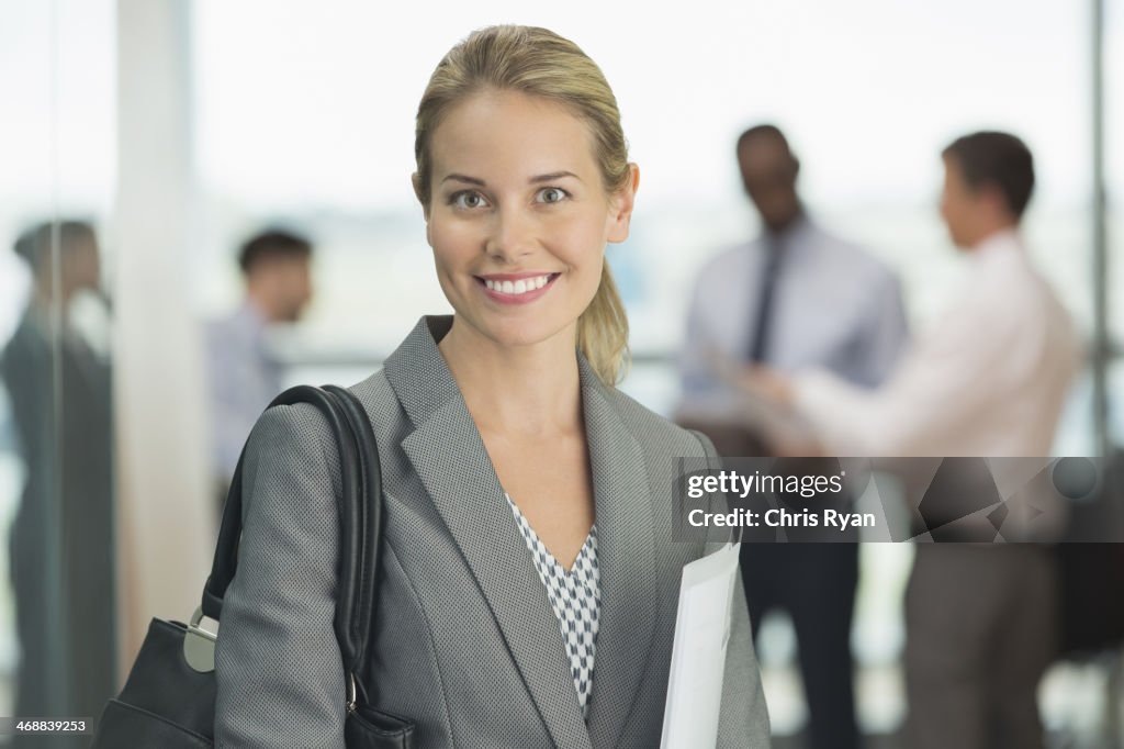 Mulher de Negócios sorridente no escritório