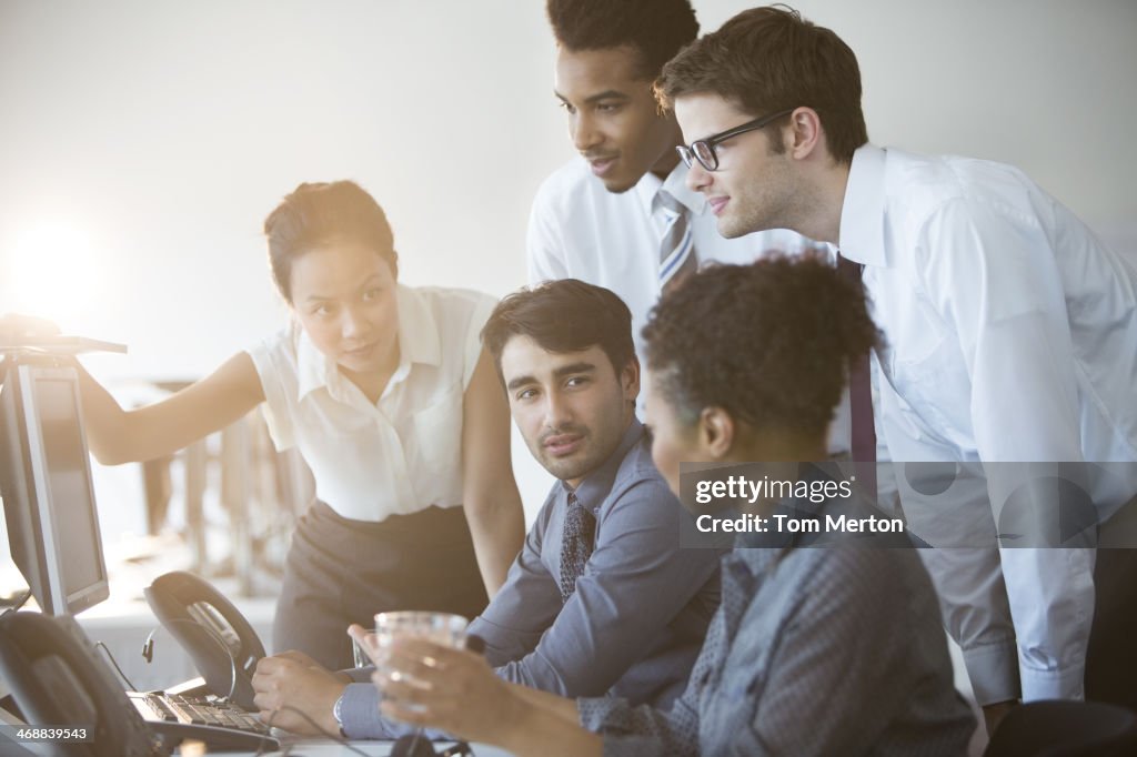 Gens d'affaires discutant dans le bureau