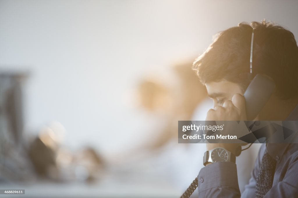 Empresário falando ao telefone no escritório