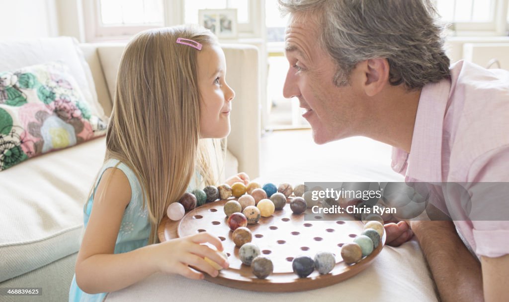 Padre e figlia giocare Dama cinese
