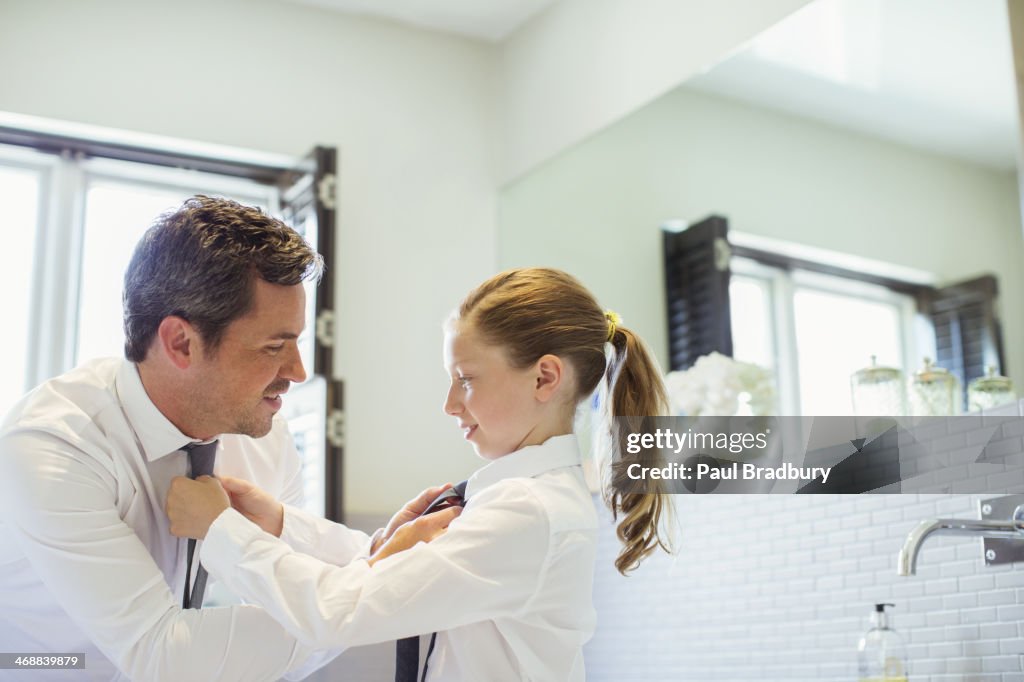 Padre e hija anudar el trabajo de bridas