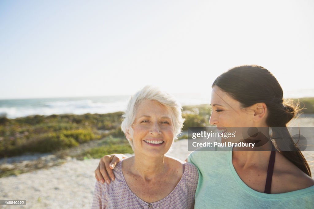 Mutter und Tochter am sonnigen Strand