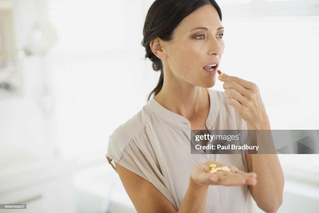 Mujer tomando píldoras