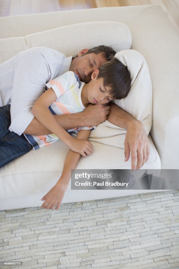Pai e filho Dormitar no sofá na sala de estar