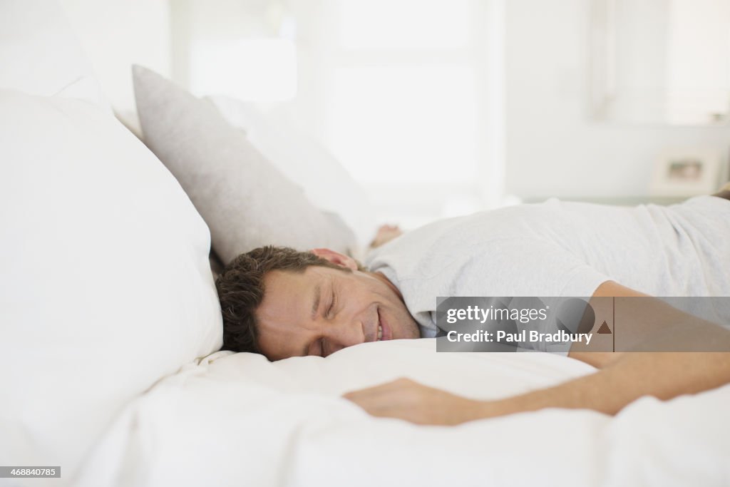 Uomo di dormire su un letto