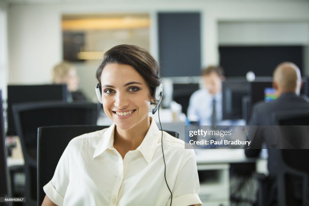 Geschäftsfrau mit headset im Büro