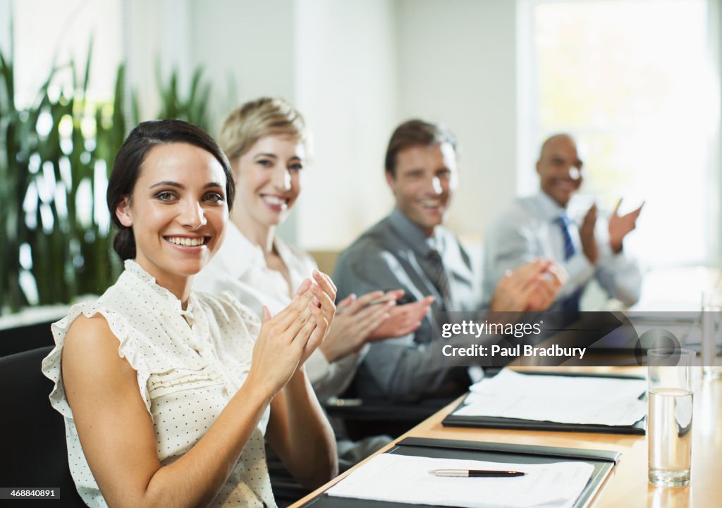 Business-Leute klatschen in den Meetingräumen