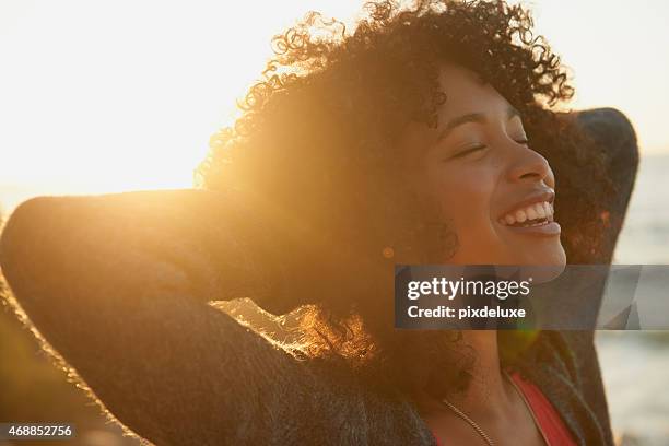 como estos momentos me hacen sentir de vida - gente tranquila fotografías e imágenes de stock