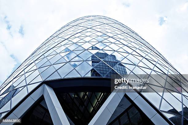 sir norman foster im gherkin gebäude, london - wolkenkratzer swiss re tower stock-fotos und bilder