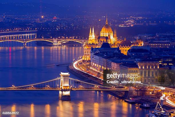 budapest paesaggio urbano con il parlamento e il ponte delle catene - budapest foto e immagini stock