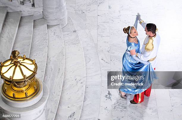 cinderella und märchenprinzen - märchenschloss stock-fotos und bilder