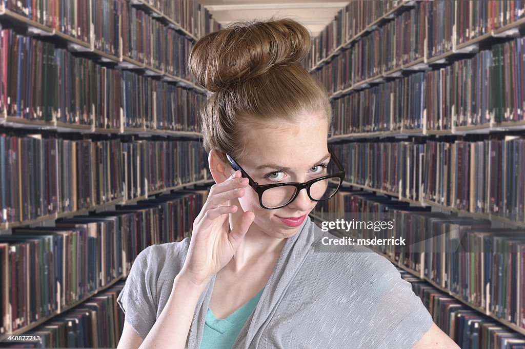 Giovane studente nella Libreria