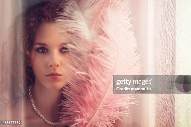 jeune fille avec ventilateur près de la fenêtre plumes - 1920 17 photos et images de collection