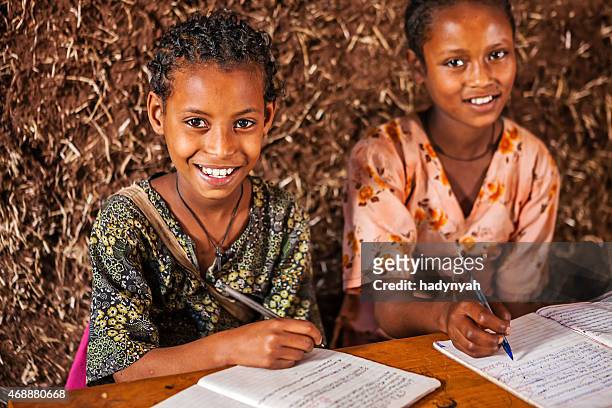 afrikanische mädchen lernen amharisch sprache - schwarz ethnischer begriff stock-fotos und bilder
