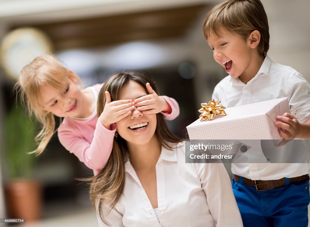 Niños sorprendente mom en el día de la madre