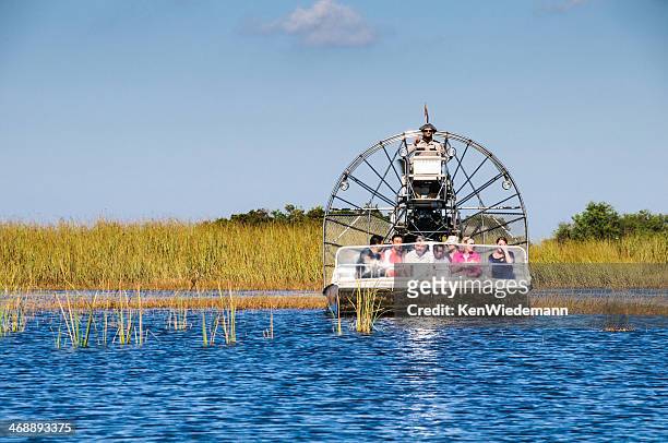 barco de safari - barco de pântano imagens e fotografias de stock