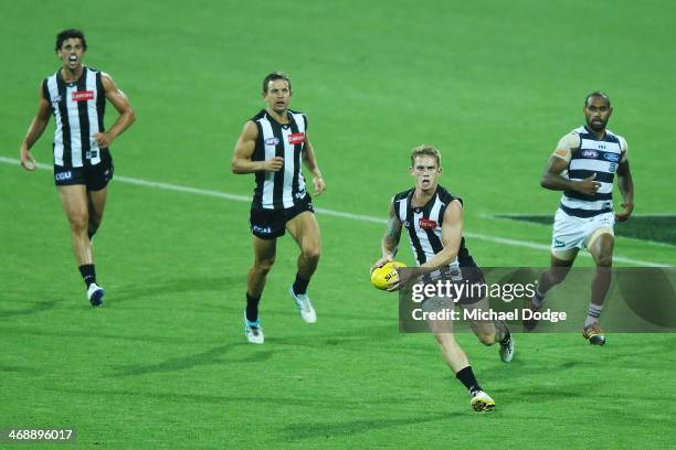 Dayne Beams of the Magpies runs with the ball during the round one AFL NAB Cup match between the Geelong Cats and the Collingwood Magpies at Simonds...