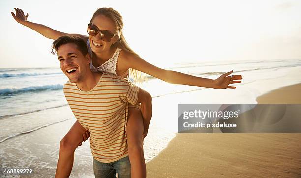 estes utilizem um momento alto graças a paixão! - casal adolescente imagens e fotografias de stock