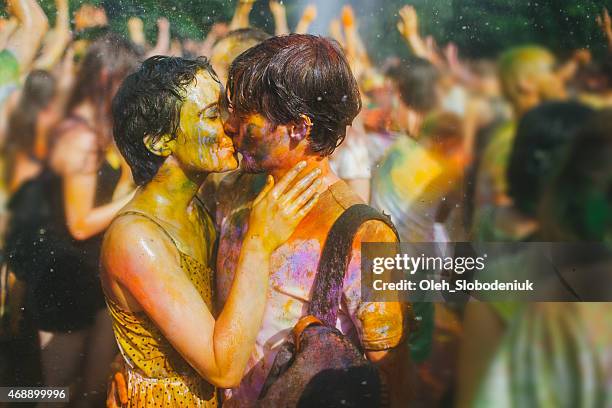 couple kissing - rain kiss stock pictures, royalty-free photos & images