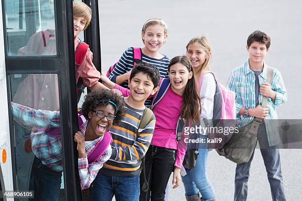 bambini salire su scuolabus - girl 11 12 laughing close up foto e immagini stock