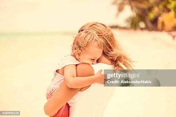 padres adoptivos - mothers day beach fotografías e imágenes de stock