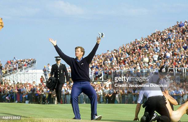 Peter Jacobsen victorious after apprehending a streaker during Sunday play at Royal St. George's GC. Sandwich, England 7/21/1985 CREDIT: Jacqueline...