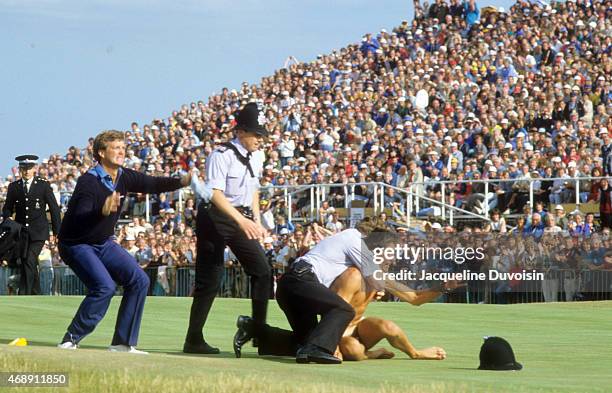 Peter Jacobsen helping police subdue a streaker during Sunday play at Royal St. George's GC. Sandwich, England 7/21/1985 CREDIT: Jacqueline Duvoisin