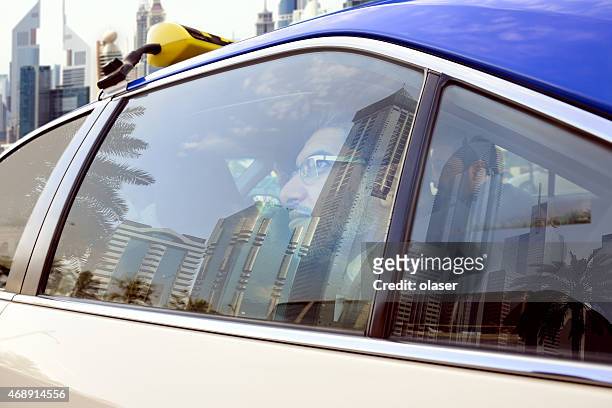 addio dubai, arabi business uomo in taxi - dubai taxi foto e immagini stock