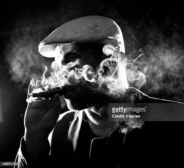 cool hombre fumar habanos por la noche. - smoking cigar fotografías e imágenes de stock