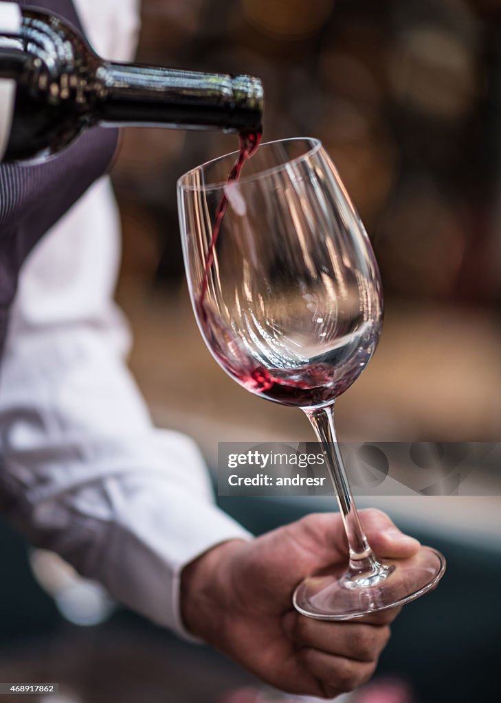 Versare il vino alla winetaste